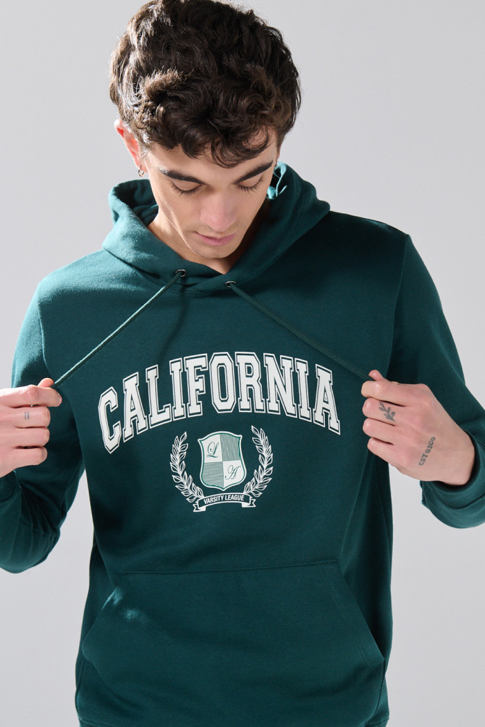 Buzo con capota verde oscura, bolsillo y diseño college
