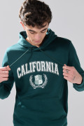 Buzo con capota verde oscura, bolsillo y diseño college
