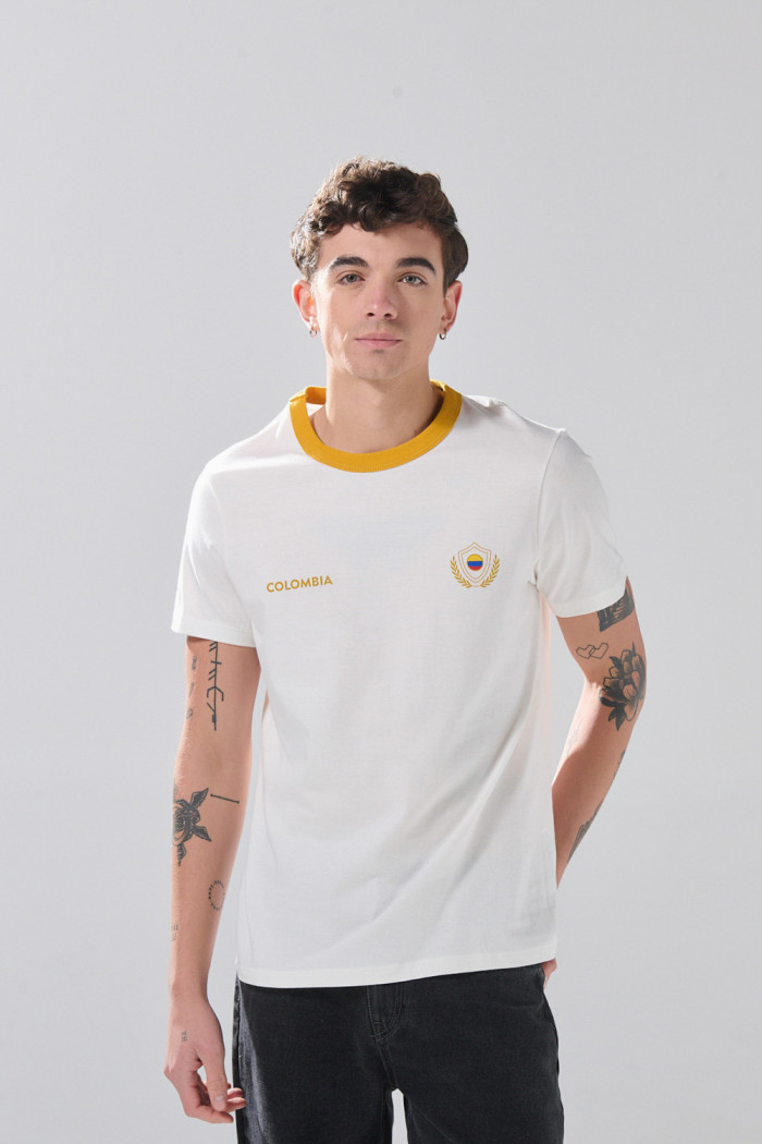 Camiseta college crema clara con cuello redondo amarillo
