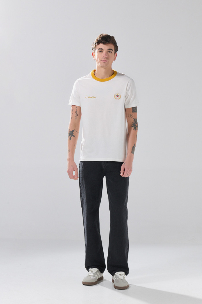 Camiseta college crema clara con cuello redondo amarillo
