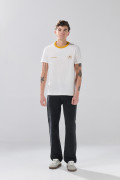 Camiseta college crema clara con cuello redondo amarillo
