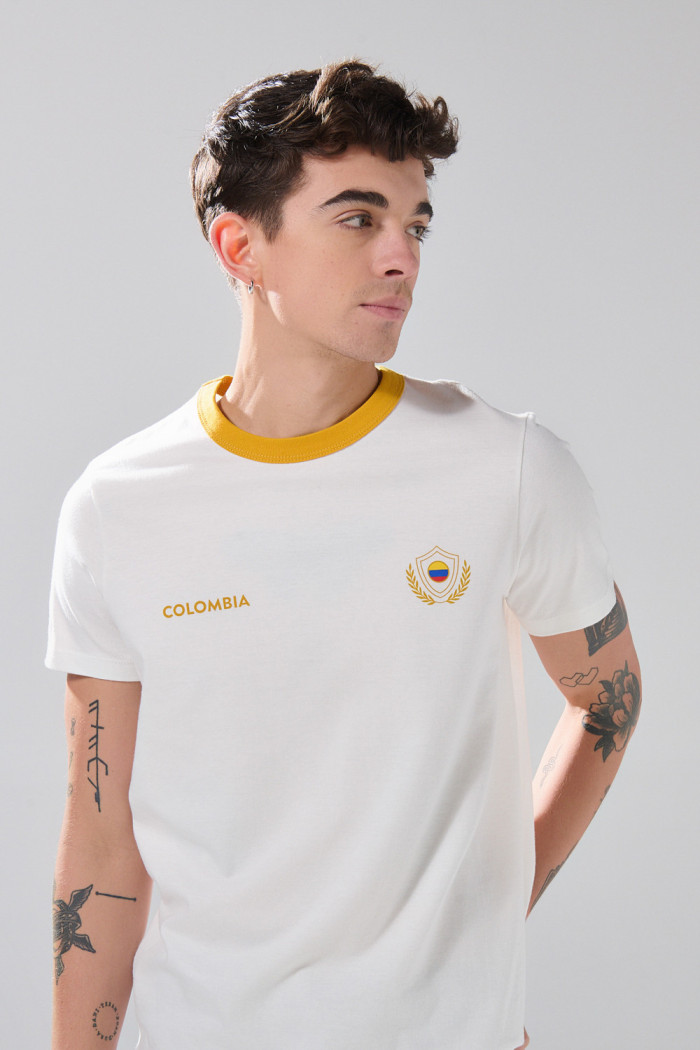 Camiseta college crema clara con cuello redondo amarillo
