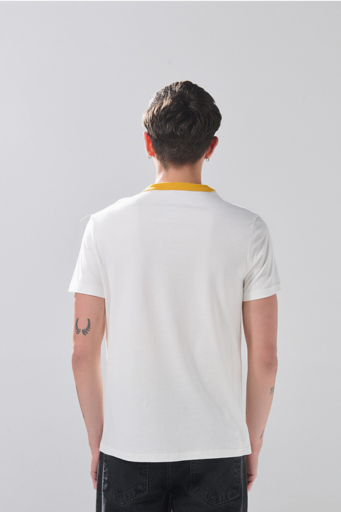 Camiseta college crema clara con cuello redondo amarillo
