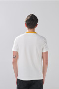 Camiseta college crema clara con cuello redondo amarillo
