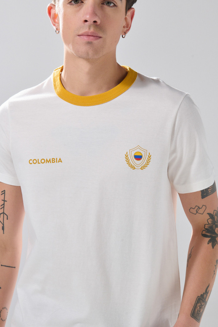 Camiseta college crema clara con cuello redondo amarillo
