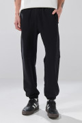 Pantalón unicolor jogger con bolsillos laterales y bota recta