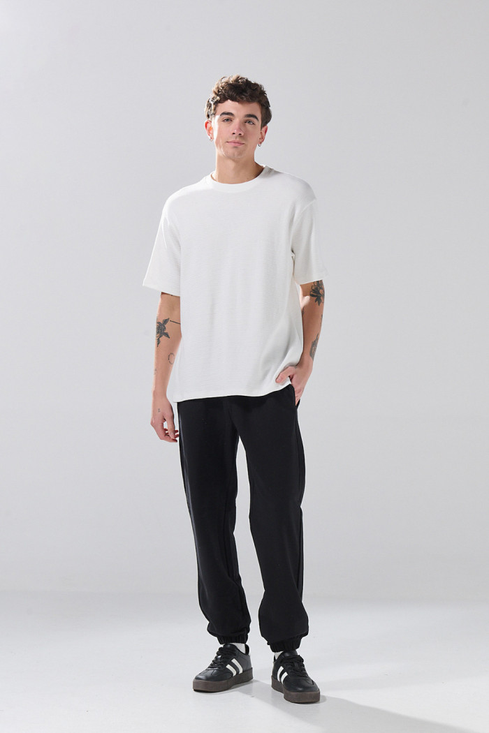 Pantalón unicolor jogger con bolsillos laterales y bota recta