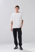 Pantalón unicolor jogger con bolsillos laterales y bota recta