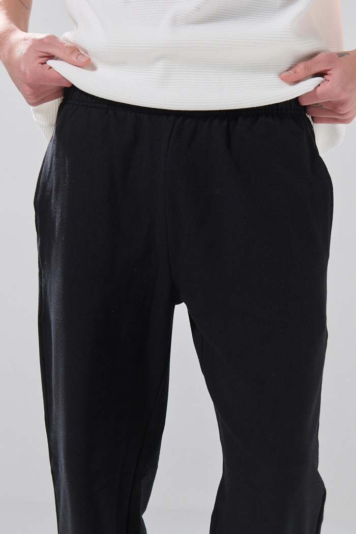 Pantalón unicolor jogger con bolsillos laterales y bota recta