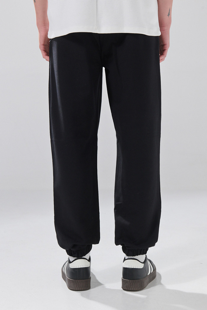 Pantalón unicolor jogger con bolsillos laterales y bota recta