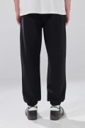 Pantalón unicolor jogger con bolsillos laterales y bota recta