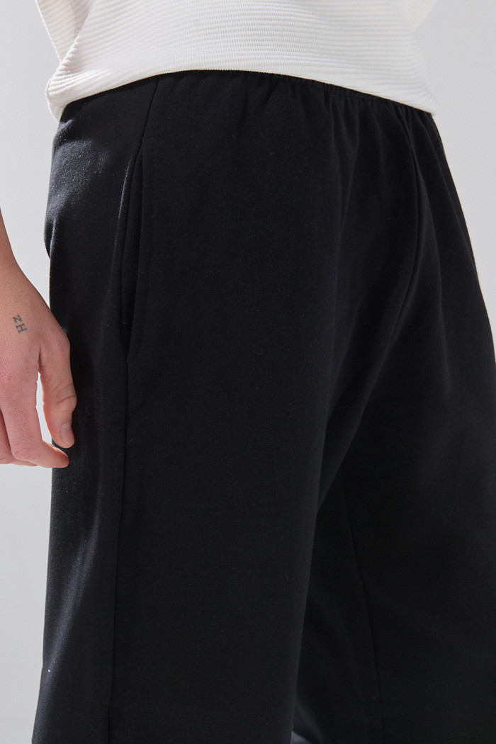 Pantalón unicolor jogger con bolsillos laterales y bota recta