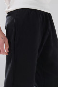 Pantalón unicolor jogger con bolsillos laterales y bota recta
