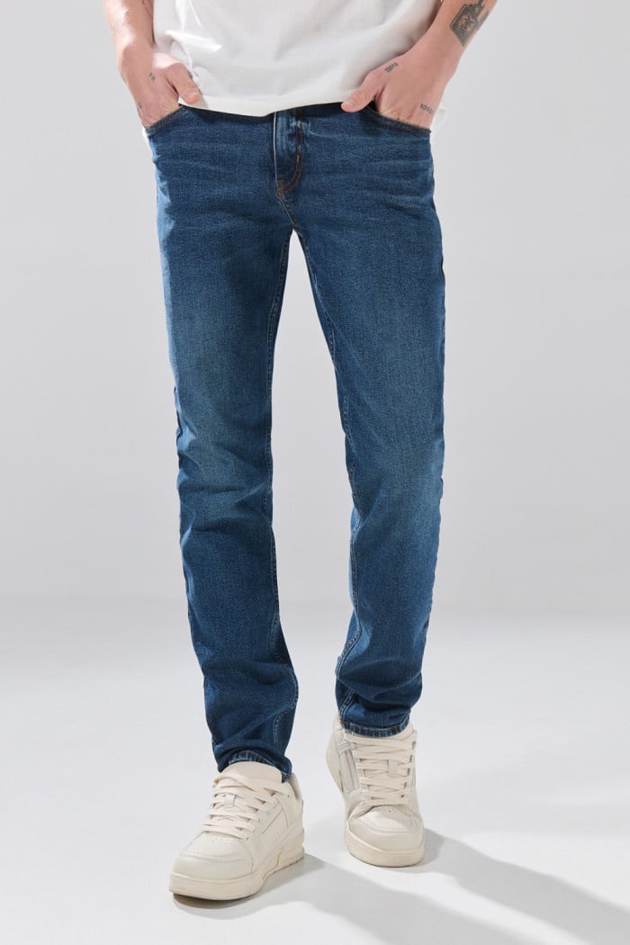 Jean infaltables slim azul oscuro con tiro bajo y botón
