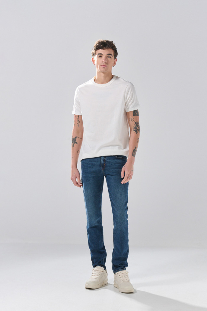Jean infaltables slim azul oscuro con tiro bajo y botón
