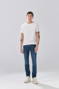 Jean infaltables slim azul oscuro con tiro bajo y botón
