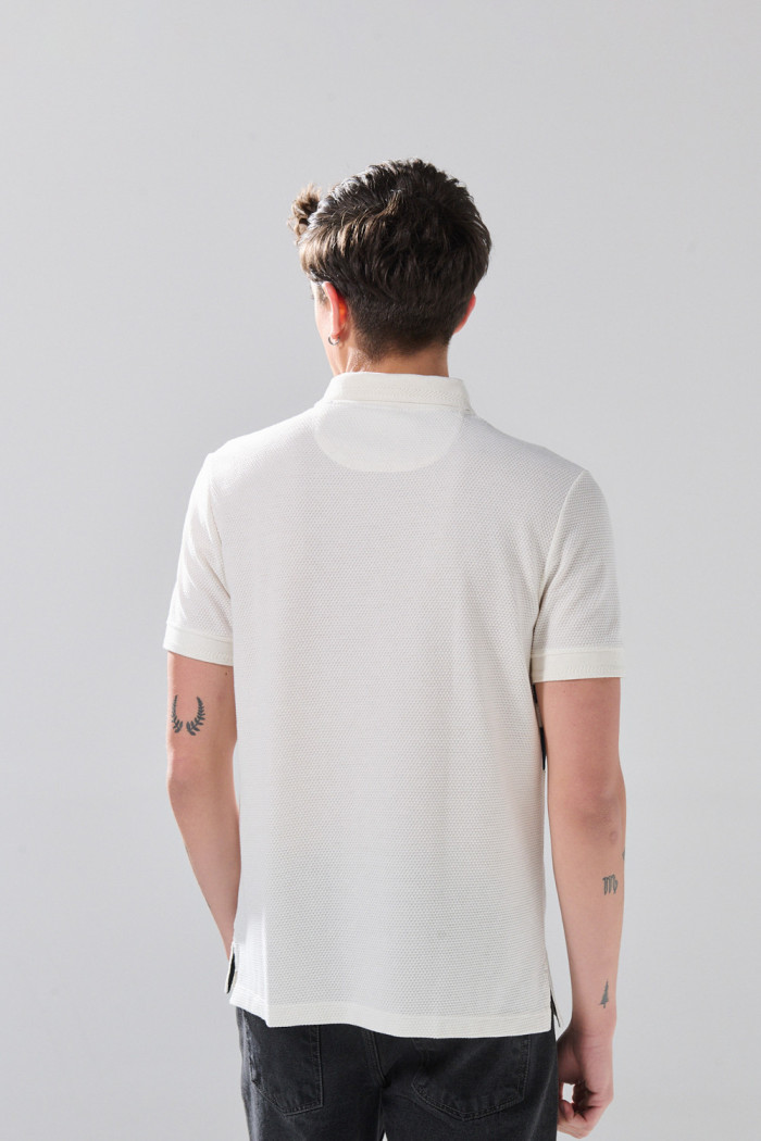 Camiseta polo unicolor de Boho Club con texturas y franjas
