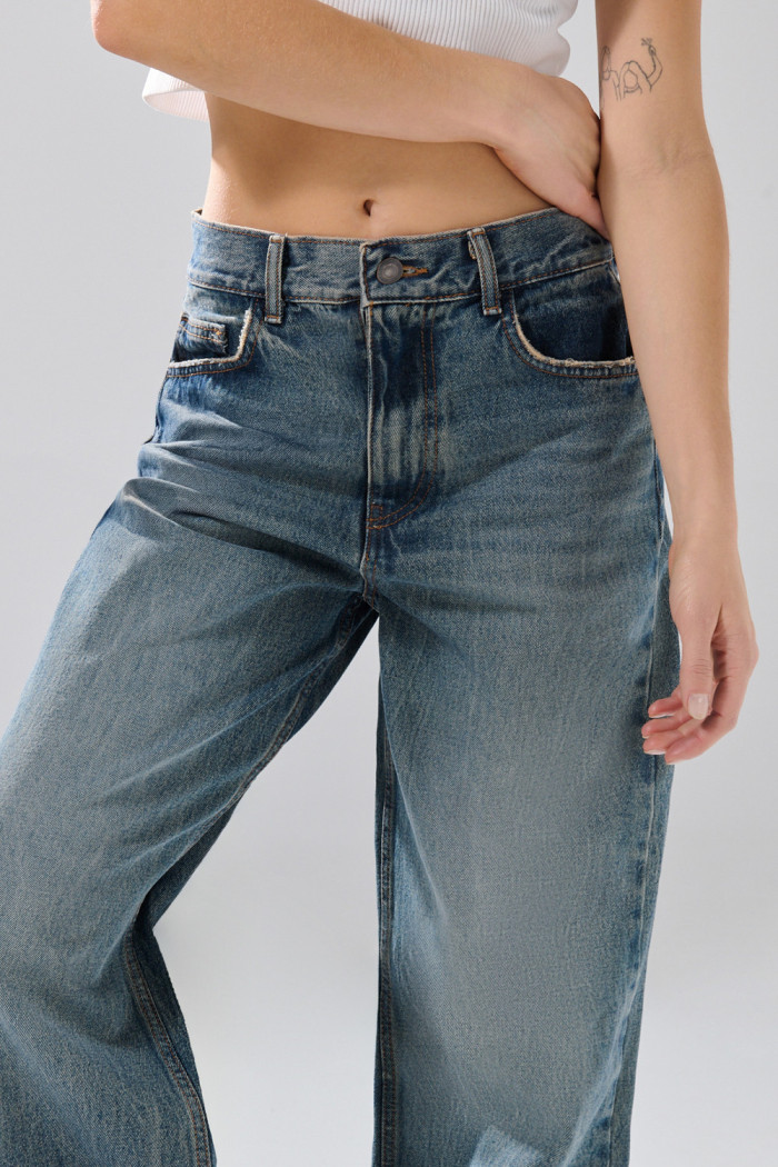 Jean baggy infaltables azul con tiro medio y bolsillos
