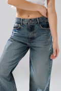 Jean baggy infaltables azul con tiro medio y bolsillos
