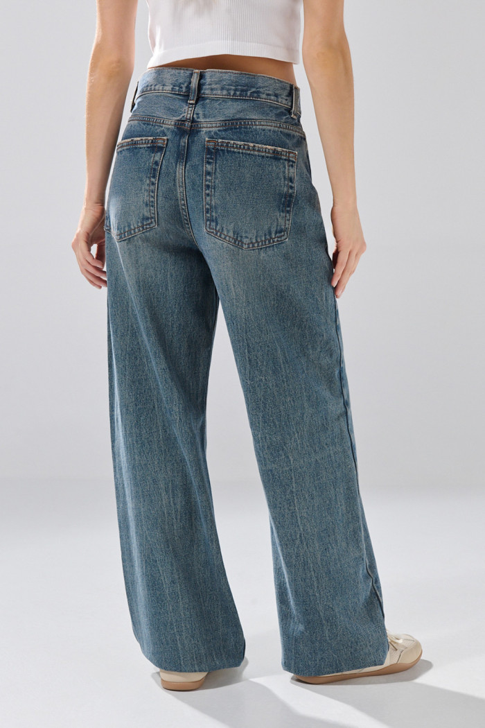 Jean baggy infaltables azul con tiro medio y bolsillos
