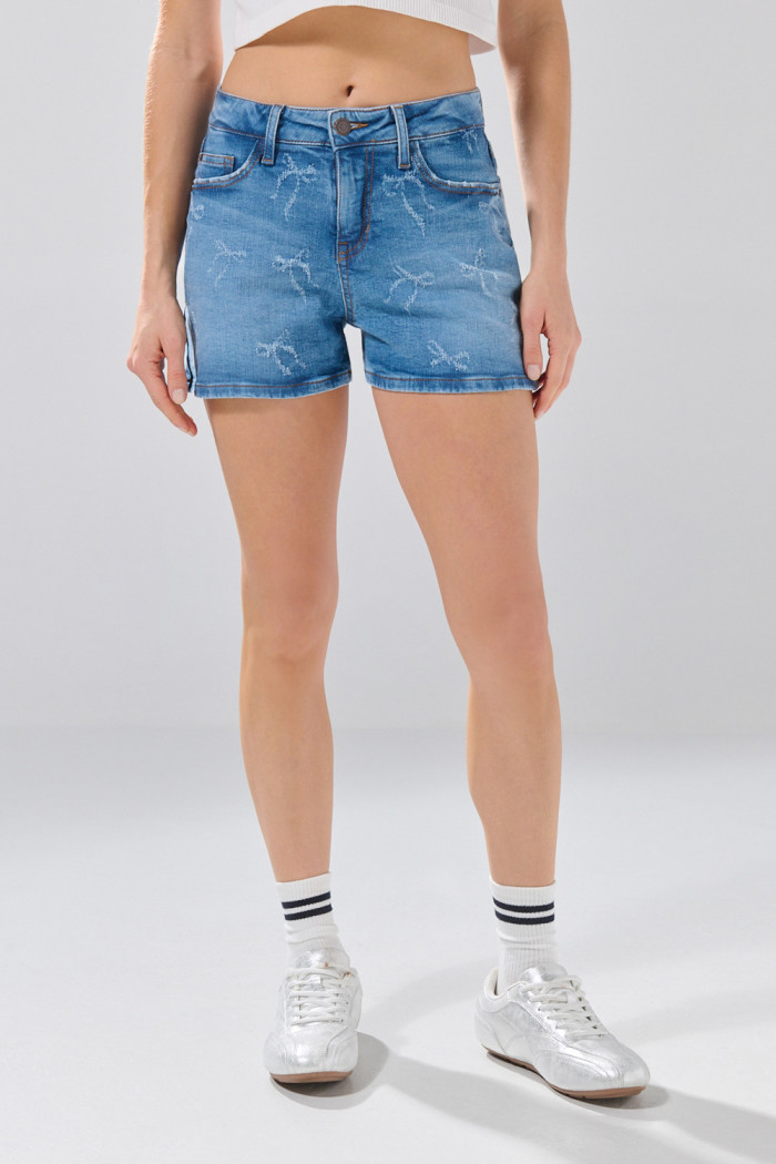 Short de jean azul medio con diseños de moños y tiro alto

