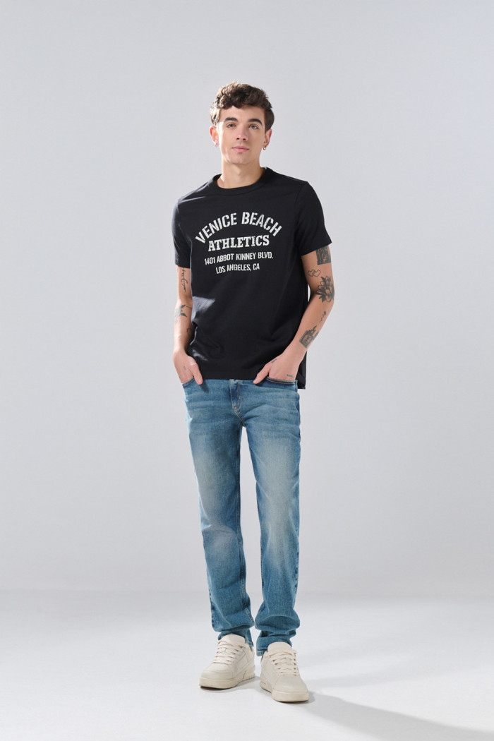 Camiseta negra cuello redondo con texto blanco college
