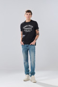 Camiseta negra cuello redondo con texto blanco college

