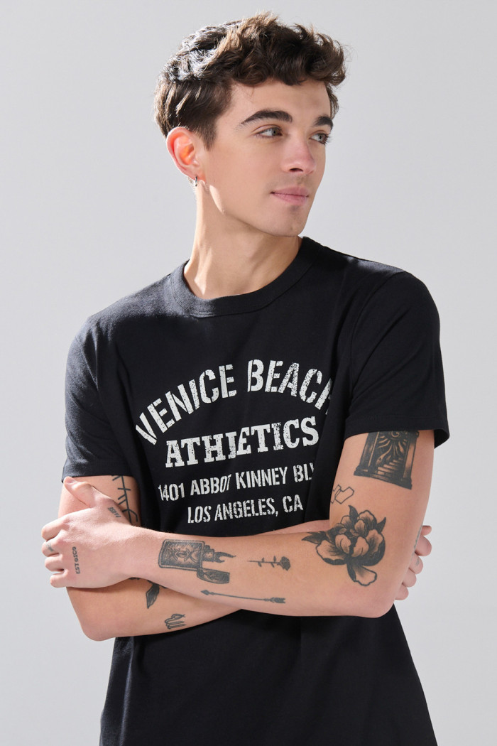 Camiseta negra cuello redondo con texto blanco college
