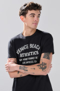 Camiseta negra cuello redondo con texto blanco college
