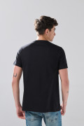 Camiseta negra cuello redondo con texto blanco college
