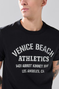 Camiseta negra cuello redondo con texto blanco college
