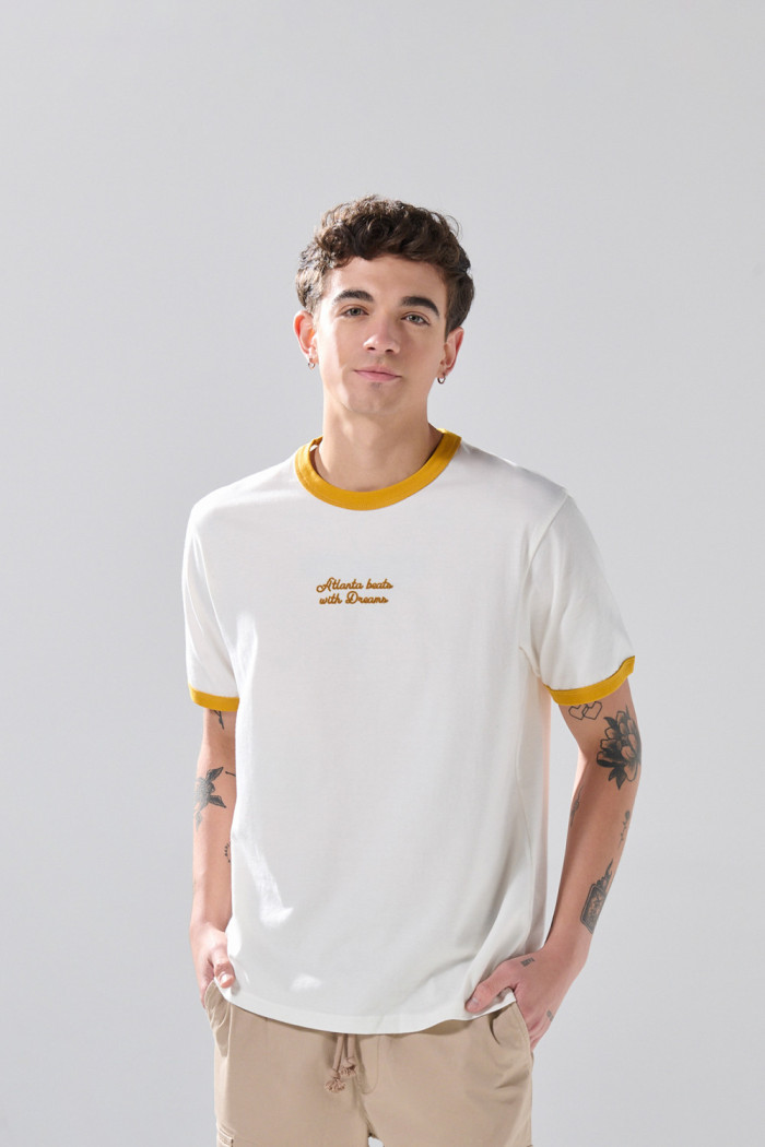 Camiseta manga corta crema con contrastes y arte college
