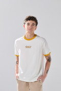 Camiseta manga corta crema con contrastes y arte college
