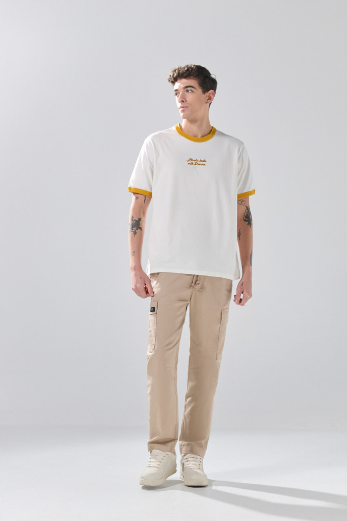 Camiseta manga corta crema con contrastes y arte college
