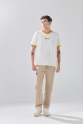 Camiseta manga corta crema con contrastes y arte college
