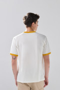 Camiseta manga corta crema con contrastes y arte college
