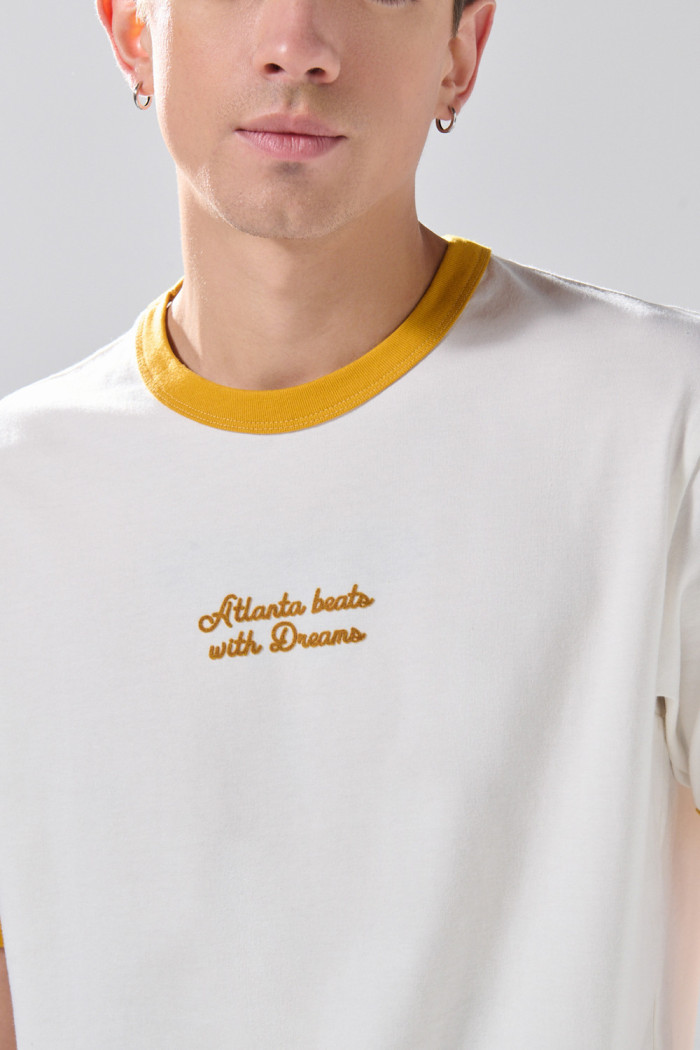 Camiseta manga corta crema con contrastes y arte college
