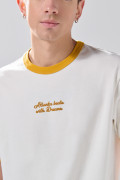 Camiseta manga corta crema con contrastes y arte college
