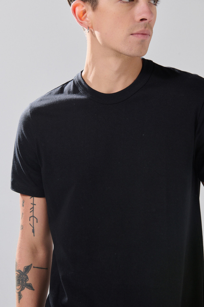 Camiseta en algodón ajustada cuello redondo unicolor
