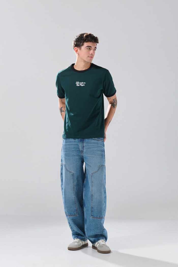 Camiseta college manga corta verde oscura con contrastes
