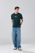 Camiseta college manga corta verde oscura con contrastes
