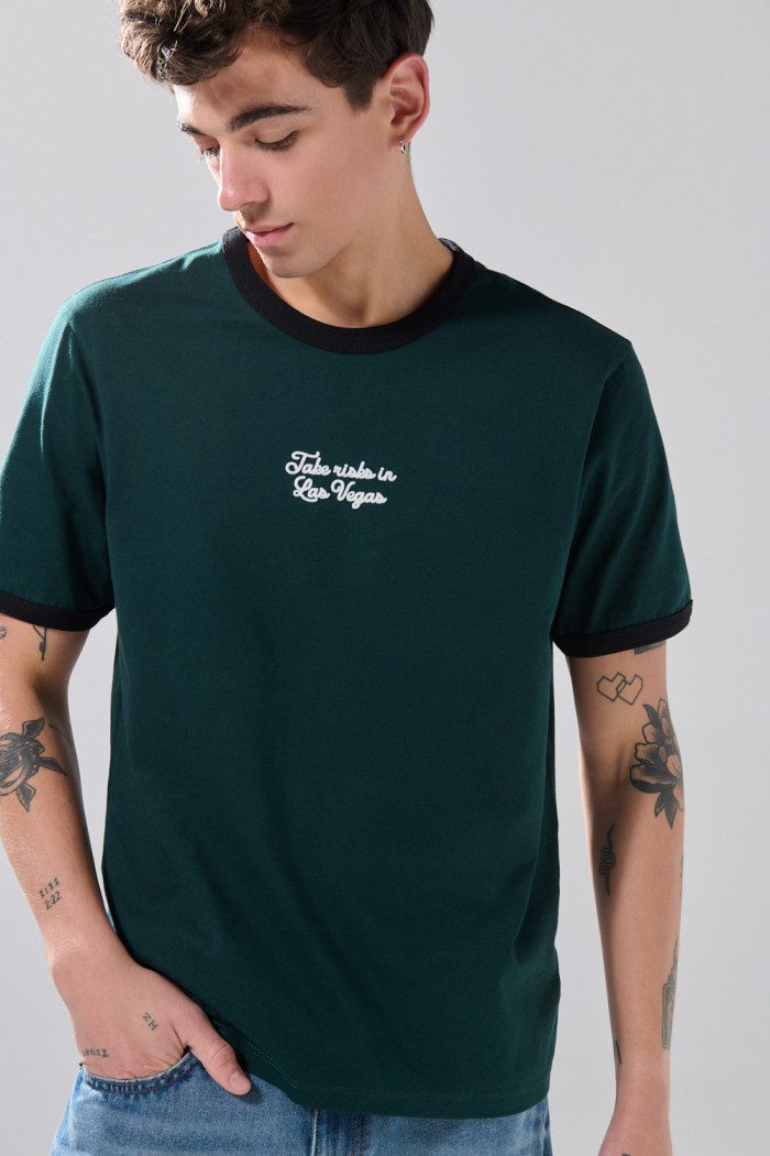 Camiseta college manga corta verde oscura con contrastes
