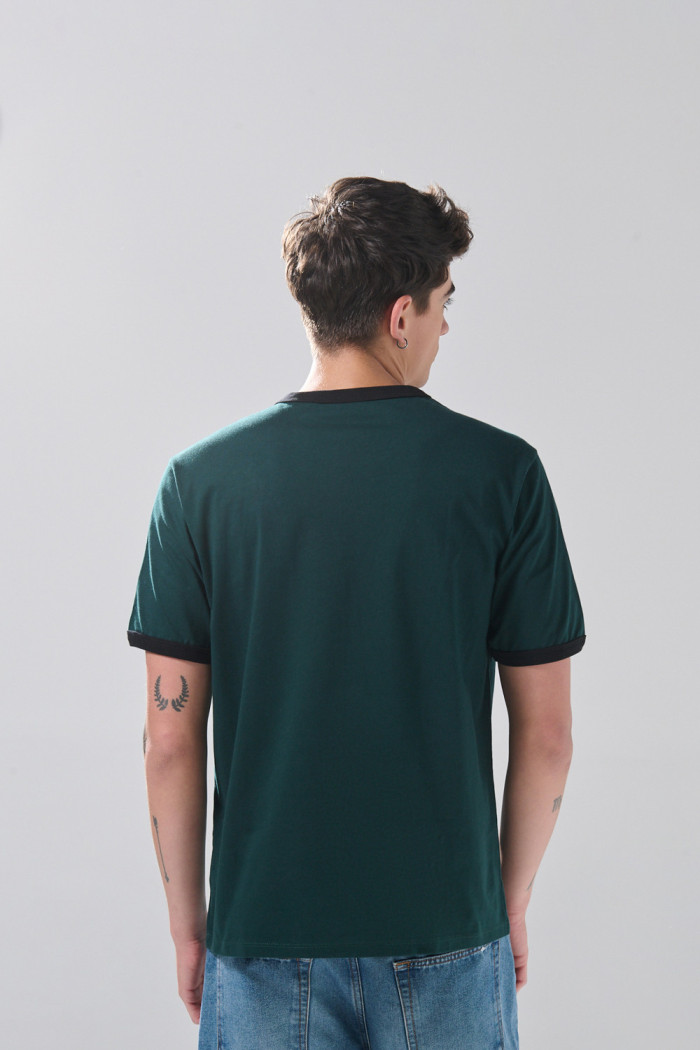 Camiseta college manga corta verde oscura con contrastes
