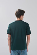 Camiseta college manga corta verde oscura con contrastes
