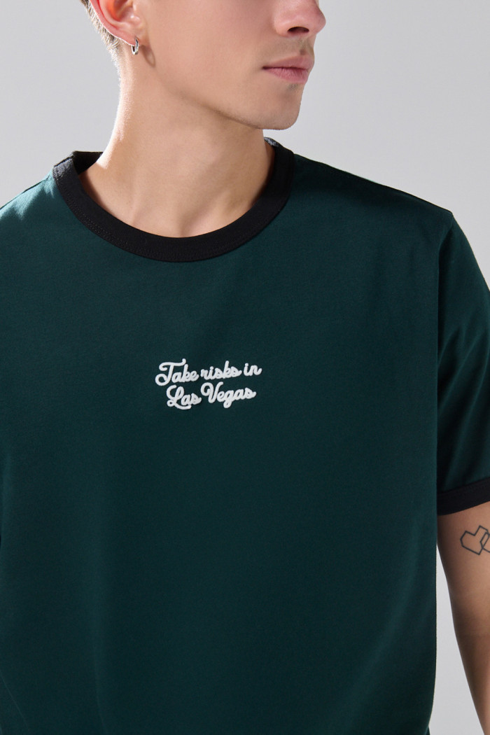 Camiseta college manga corta verde oscura con contrastes
