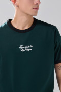 Camiseta college manga corta verde oscura con contrastes
