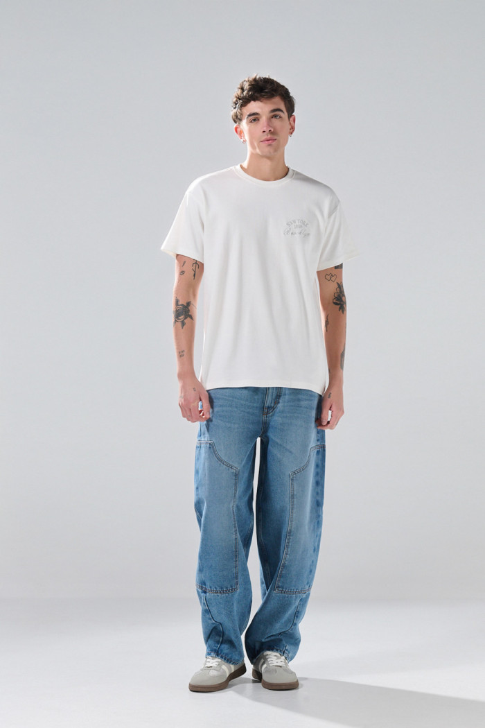 Camiseta cuello redondo crema en algodón con arte college
