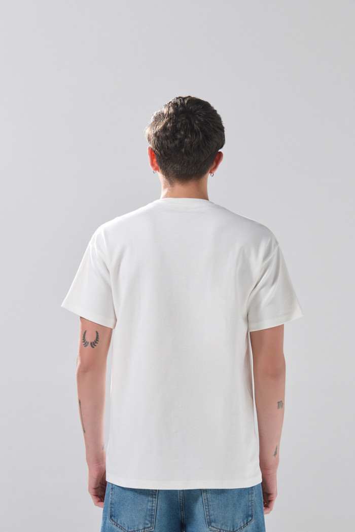 Camiseta cuello redondo crema en algodón con arte college
