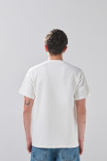 Camiseta cuello redondo crema en algodón con arte college
