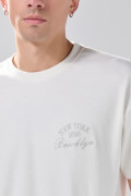 Camiseta cuello redondo crema en algodón con arte college
